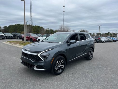 Used 2025 Kia Sportage EX image 3