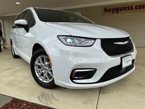 Used 2023 Chrysler Pacifica Touring FWD image 2