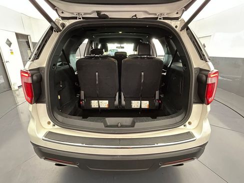 Used 2018 Ford Explorer XLT w/ Equipment Group 202A FWD image 38