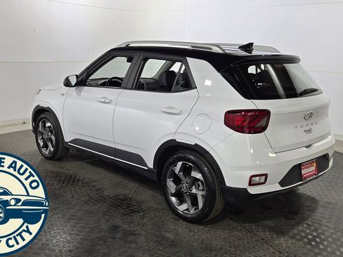 Used 2022 Hyundai Venue Limited FWD image 5
