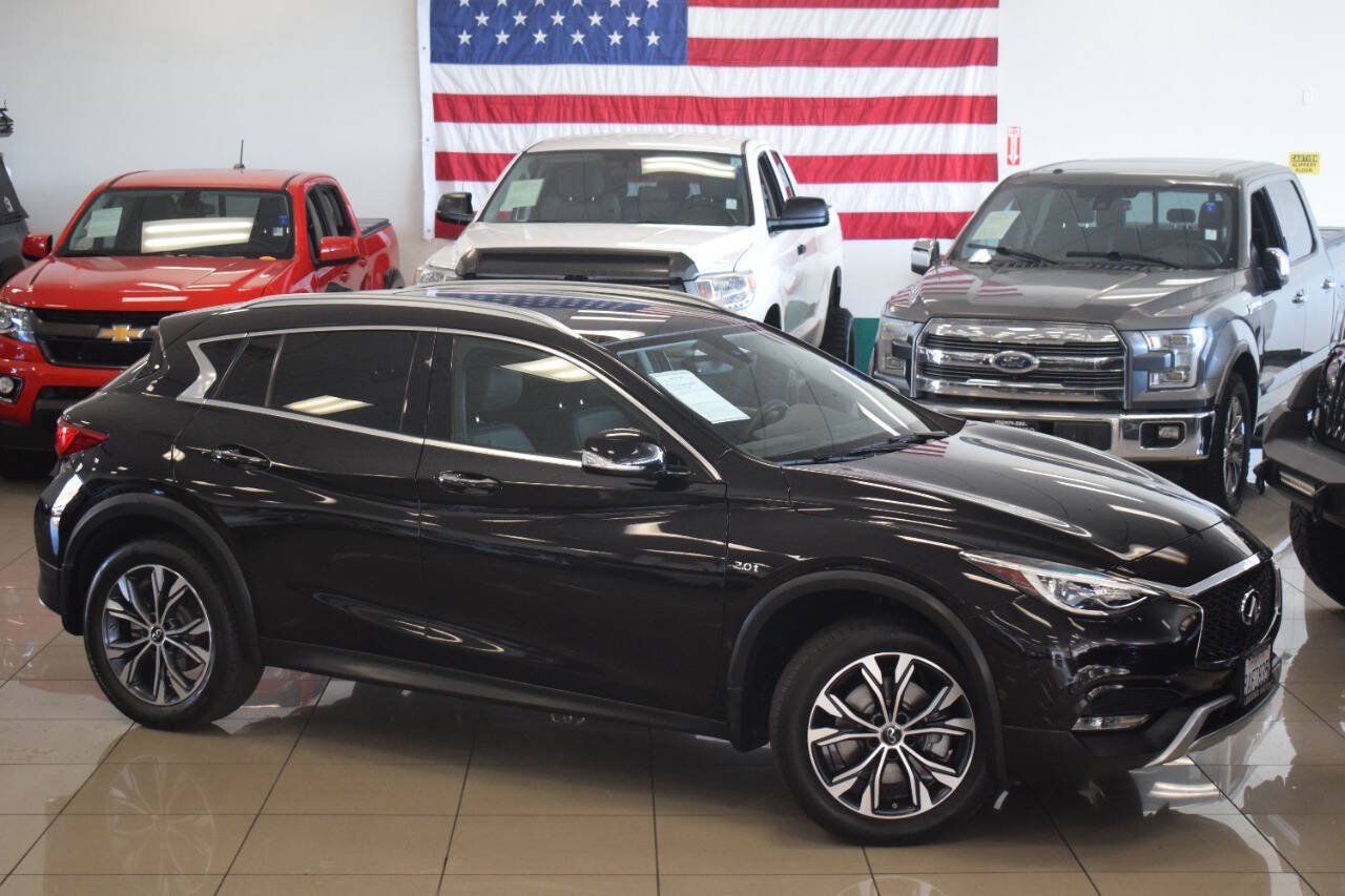 Used 2018 INFINITI QX30 Premium w/ Navigation Package AWD/4WD image 1