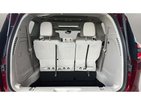 Used 2021 Chrysler Pacifica Limited w/ Uconnect Theater Family Group FWD image 16