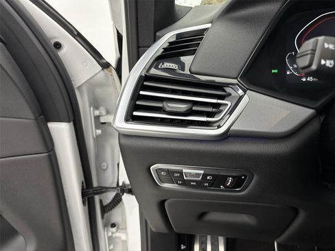 Used 2019 BMW X5 xDrive50i w/ M Sport Package image 31