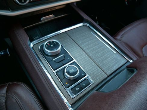 Used 2022 Ford Expedition Limited image 30