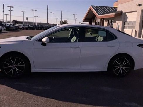 Used 2024 Toyota Camry SE image 6