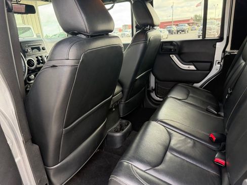 Used 2016 Jeep Wrangler Unlimited Sahara w/ Connectivity Group image 5