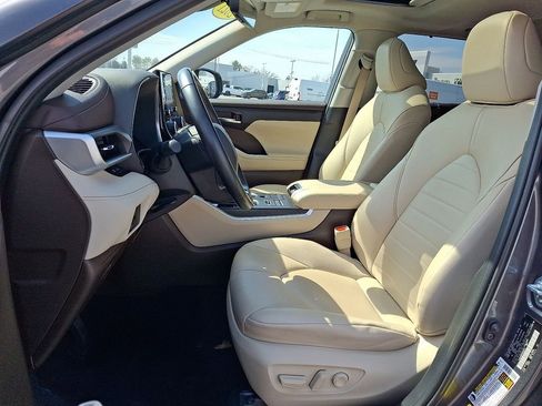 Used 2021 Toyota Highlander XLE image 16