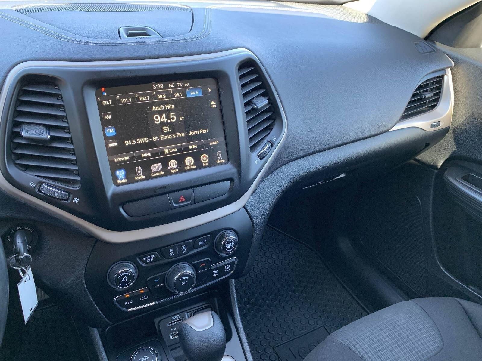 Used 2017 Jeep Cherokee Latitude w/ Cold Weather Group AWD/4WD image 18