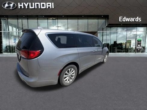 Used 2017 Chrysler Pacifica Touring w/ Tire & Wheel Group FWD image 3