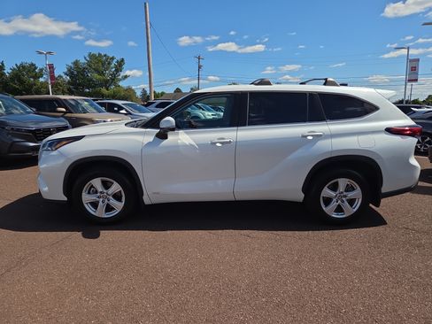 Used 2023 Toyota Highlander LE AWD/4WD image 6