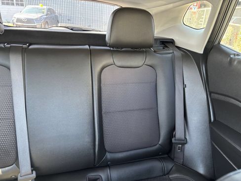 Used 2025 Chevrolet Trax LT FWD image 38