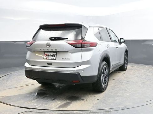 Used 2024 Nissan Rogue SV image 9