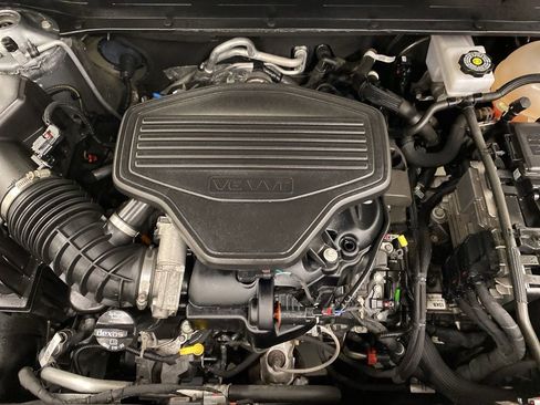 Used 2023 GMC Acadia SLT image 4