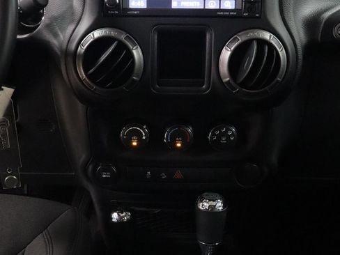 Used 2018 Jeep Wrangler Sport w/ Connectivity Group AWD/4WD image 14