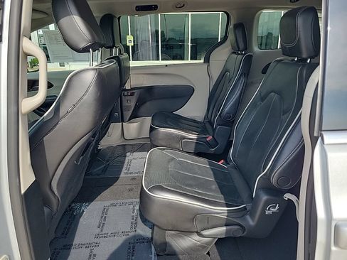 Used 2023 Chrysler Pacifica Limited FWD image 15