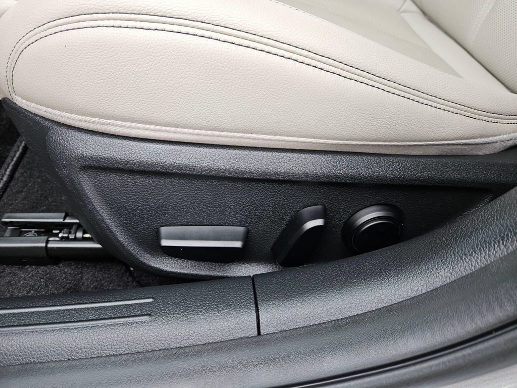 Used 2023 Genesis G70 2.0T RWD image 25