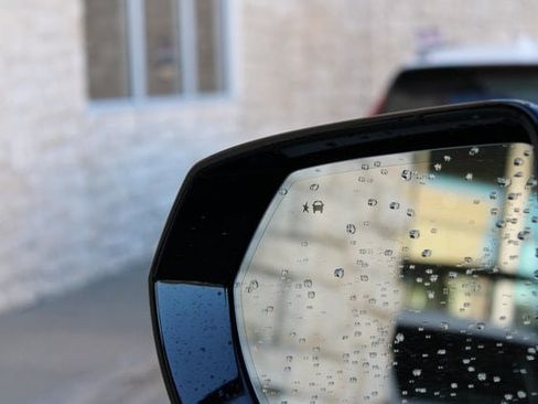 Used 2024 GMC Yukon SLT w/ SLT Luxury Package image 24