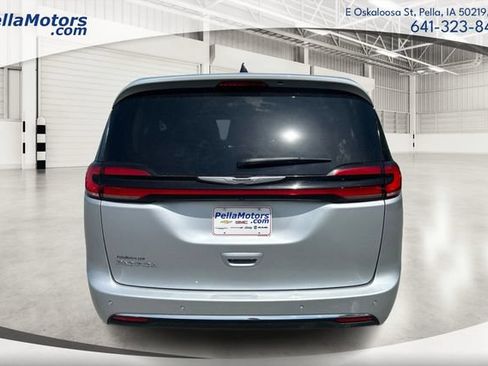 Used 2024 Chrysler Pacifica Touring-L FWD image 4