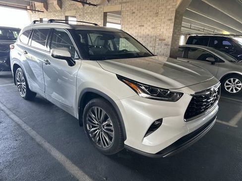 Used 2022 Toyota Highlander Platinum AWD/4WD image 1