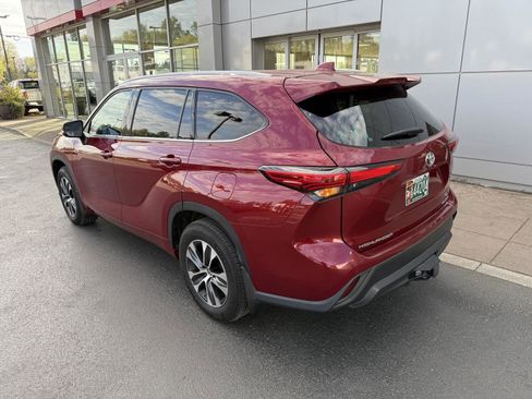 Used 2022 Toyota Highlander XLE image 3