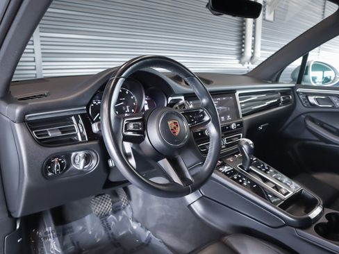 Certified 2022 Porsche Macan image 4