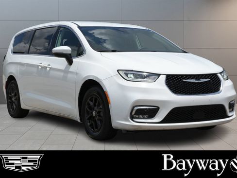 Used 2023 Chrysler Pacifica Touring-L FWD image 4