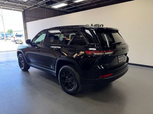 Used 2025 Jeep Grand Cherokee Altitude AWD/4WD image 2