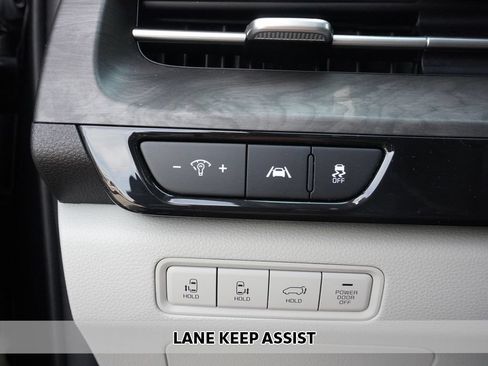Used 2024 Kia Carnival EX FWD image 4