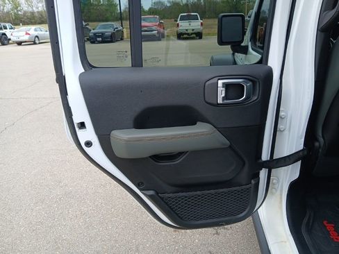 Used 2025 Jeep Gladiator Mojave w/ Convenience Group AWD/4WD image 32