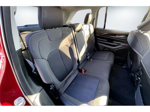 Used 2023 Jeep Grand Cherokee Laredo image 21