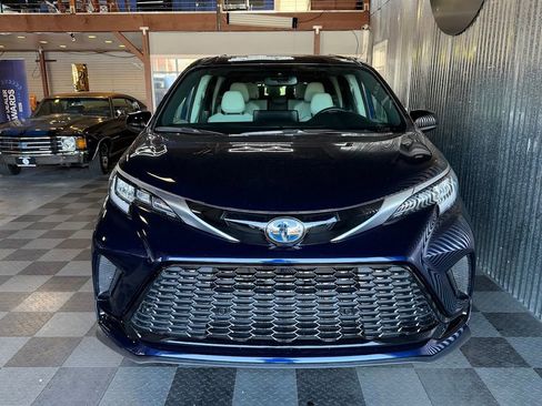 Used 2024 Toyota Sienna XSE AWD/4WD image 5