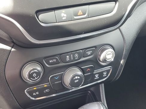 Certified 2019 Jeep Cherokee Latitude Plus image 26