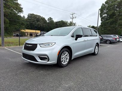 Used 2024 Chrysler Pacifica Touring-L