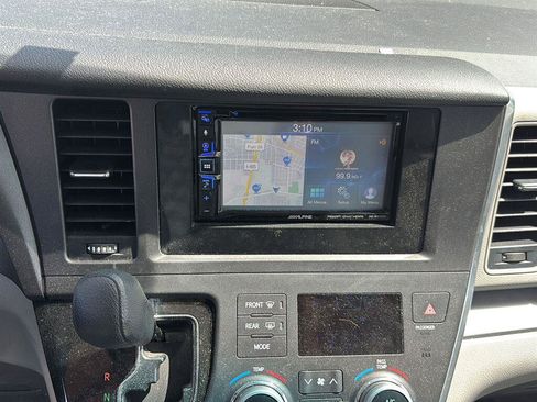Used 2016 Toyota Sienna LE FWD image 17