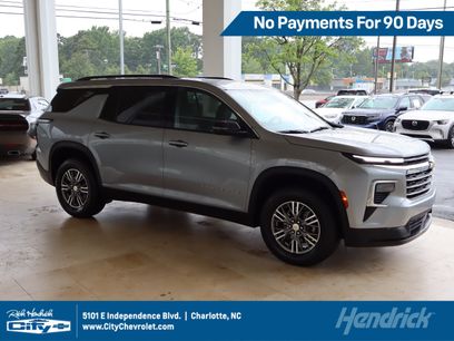Used 2025 Chevrolet Traverse LT