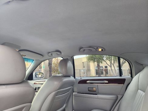 Used 2004 Lincoln Town Car Signature RWD image 27