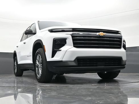 Used 2025 Chevrolet Traverse LT FWD image 23