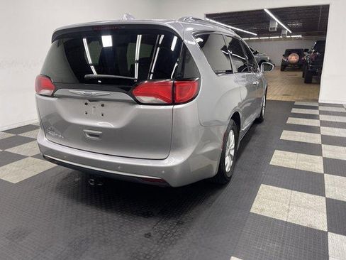 Used 2018 Chrysler Pacifica Touring-L FWD image 4