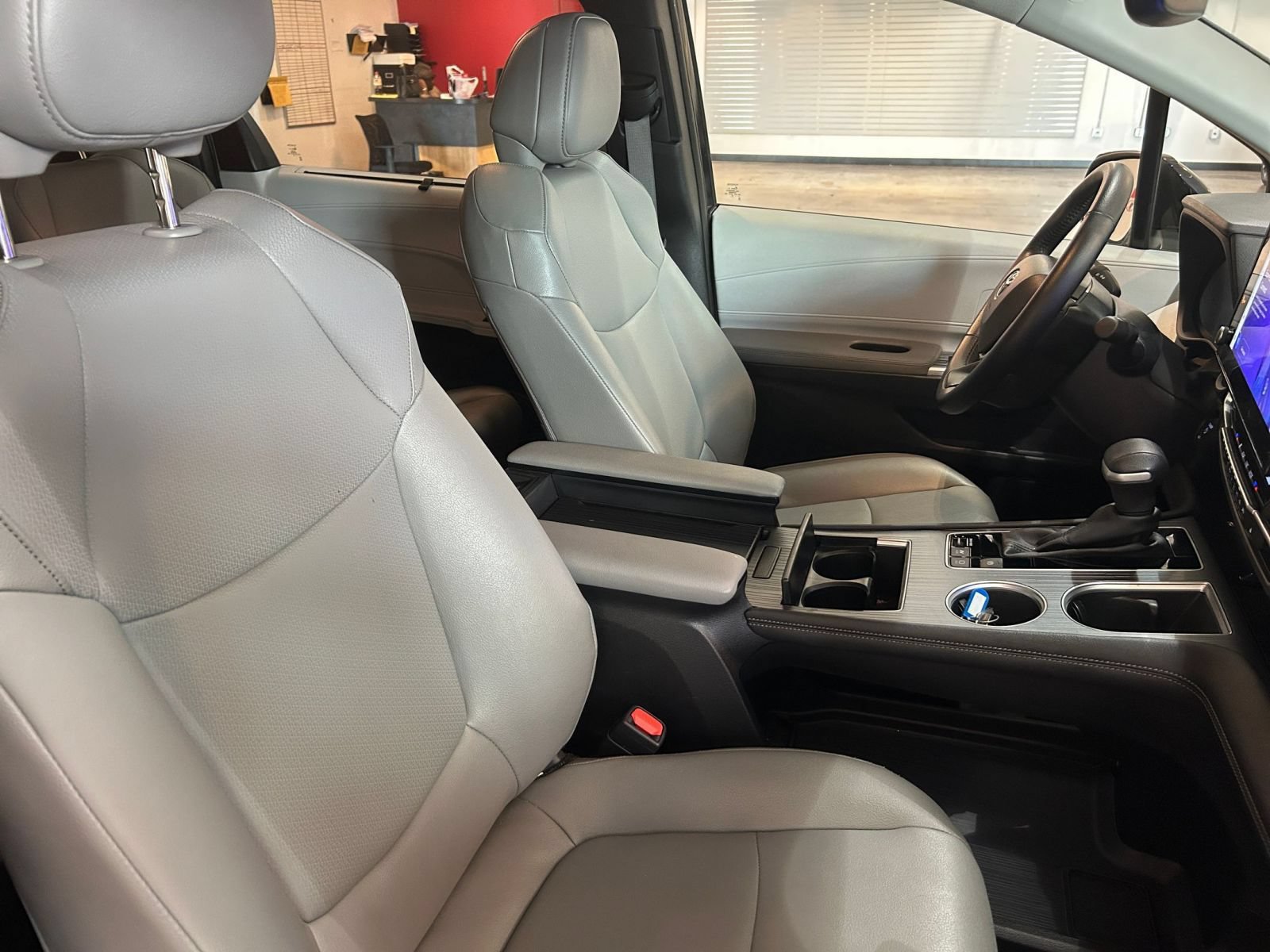 Used 2025 Toyota Sienna XLE FWD image 38