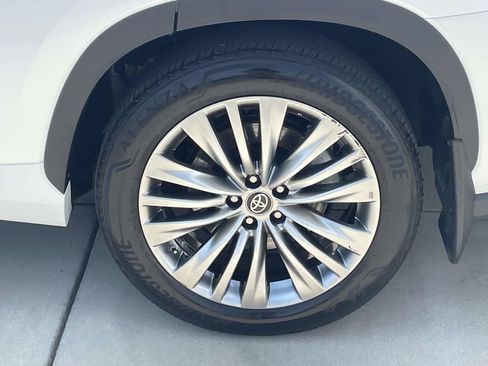 Used 2024 Toyota Highlander Platinum FWD image 10