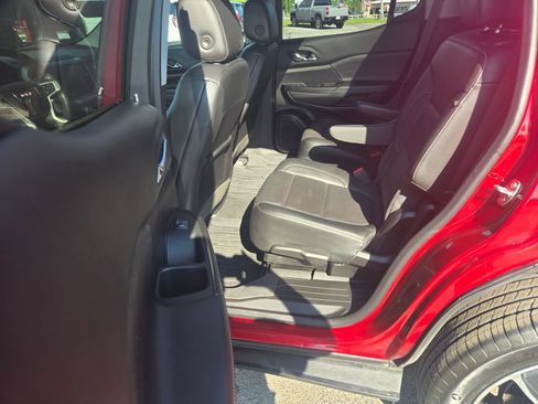 Used 2023 GMC Acadia SLT w/ Technology Package FWD image 8