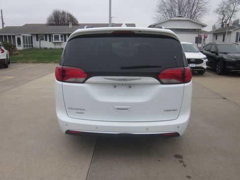 Used 2018 Chrysler Pacifica Limited image 3