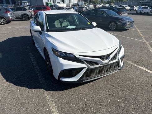 Used 2021 Toyota Camry SE FWD image 3