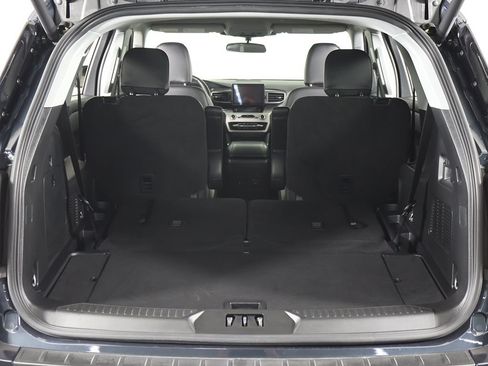 Used 2024 Ford Explorer XLT w/ Equipment Group 202A AWD/4WD image 19