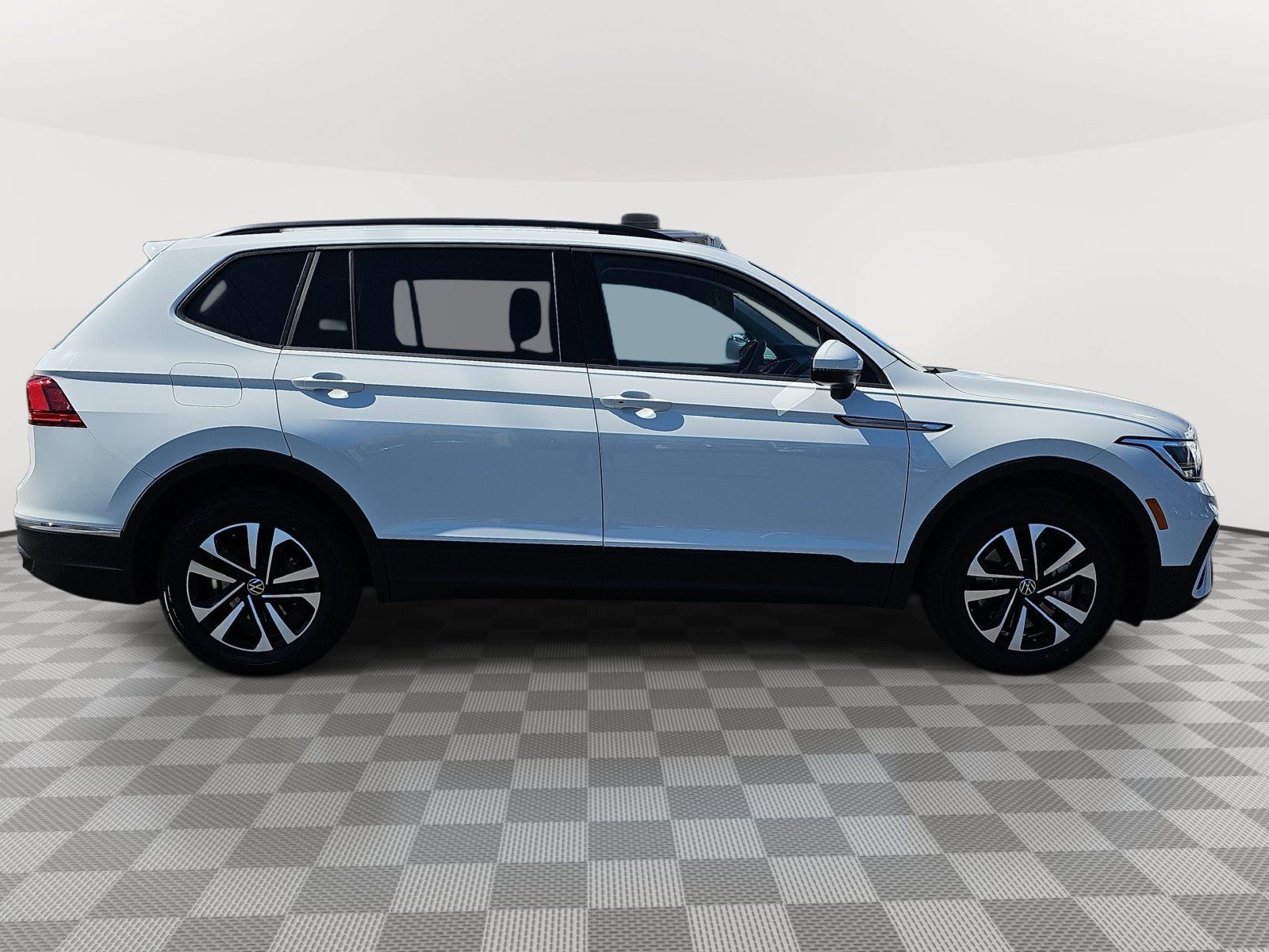 Used 2023 Volkswagen Tiguan S FWD image 4
