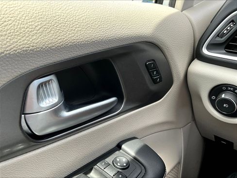 Used 2024 Chrysler Pacifica Touring-L FWD image 37