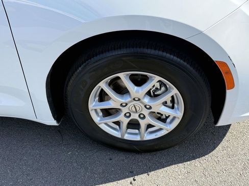 Used 2024 Chrysler Pacifica Touring-L FWD image 12