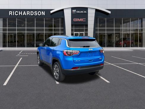 Used 2022 Jeep Compass Latitude AWD/4WD image 3