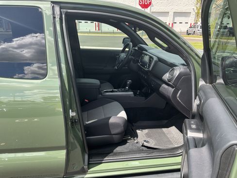 Used 2022 Toyota Tacoma TRD Sport w/ TRD Premium Sport Package AWD/4WD image 32