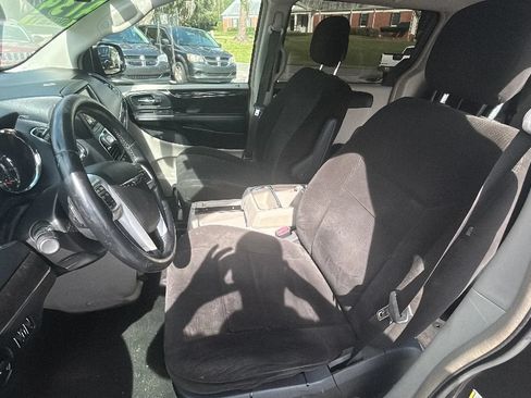 Used 2014 Chrysler Town & Country Touring FWD image 9